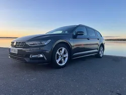 Mörkgrå (grå) Begagnad 2018 VW Passat R-line Kombi | 239 000 kr (Marknadspris)