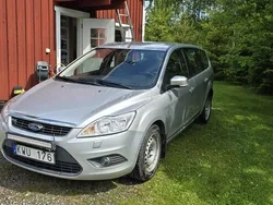 Grå Begagnad 2011 Ford Focus Platinum Kombi | 25 000 kr (Superpris)