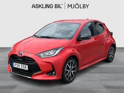 Röd Begagnad 2021 Toyota Yaris Hybrid Style Halvkombi | 219 000 kr (Marknadspris)