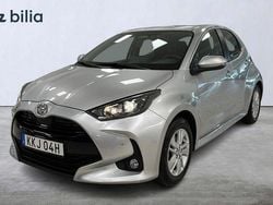 Silver Begagnad 2025 Toyota Yaris Hybrid Active Halvkombi | 249 900 kr (Marknadspris)