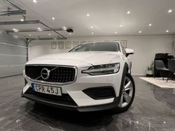 Vit Begagnad 2019 Volvo V60 CC Momentum Kombi | 229 900 kr (Marknadspris)