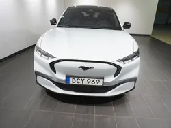 Vit Begagnad 2022 Ford Mustang Mach-E SUV | 399 900 kr (Superpris)