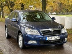 Mörkblå Begagnad 2010 Skoda Octavia Elegance Halvkombi | 64 900 kr (Marknadspris)