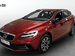 Röd Begagnad 2017 Volvo V40 Momentum Halvkombi | 169 900 kr (Marknadspris)