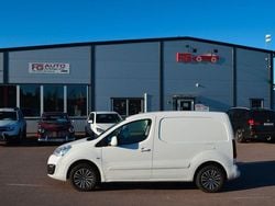 Vit Begagnad 2017 Peugeot Partner Minibuss | 69 900 kr (Marknadspris)
