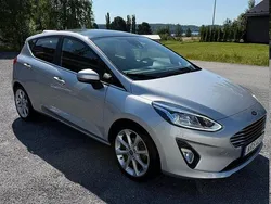 Grå Begagnad 2017 Ford Fiesta Titanium Halvkombi | 139 900 kr (Marknadspris)
