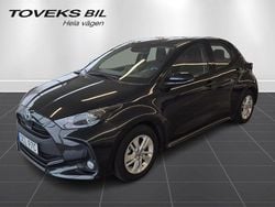 Svart Begagnad 2022 Toyota Yaris Hybrid Halvkombi | 209 900 kr (Marknadspris)