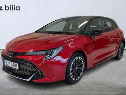 Röd Begagnad 2022 Toyota Corolla Hybrid Sport Halvkombi | 279 900 kr (Marknadspris)