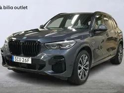 Grå Begagnad 2022 BMW X5 iPerformance SUV | 569 900 kr (Marknadspris)