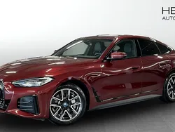 Röd (red) Begagnad 2022 BMW i4 M Sport Sedan | 454 700 kr (Marknadspris)