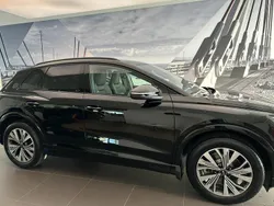 Svart Begagnad 2023 Audi Q4 e-tron Comfort SUV | 394 000 kr (Marknadspris)