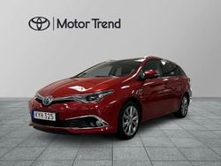 Mörkröd (röd) Begagnad 2015 Toyota Auris Touring Sports Executive Kombi | 179 900 kr (Marknadspris)