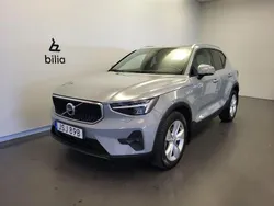Grå Begagnad 2023 Volvo XC40 Core SUV | 334 500 kr (Marknadspris)