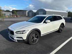 Vit Begagnad 2018 Volvo V90 CC Momentum Kombi | 229 500 kr (Marknadspris)