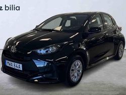 Svart Begagnad 2025 Toyota Yaris Hybrid Halvkombi | 239 800 kr
