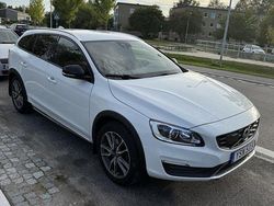 Vit Begagnad 2018 Volvo V60 CC Standard Kombi | 175 000 kr (Marknadspris)
