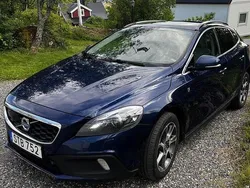Blå Begagnad 2015 Volvo V40 CC Momentum Kombi | 125 000 kr (Marknadspris)