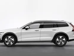 Vit Begagnad 2021 Volvo V60 CC SE Kombi | 339 500 kr (Marknadspris)