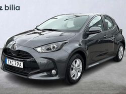 Grå Ny 2025 Toyota Yaris Hybrid Active Halvkombi | 271 800 kr (Marknadspris)