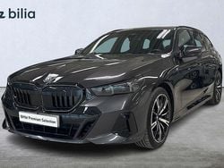 Grå Begagnad 2025 BMW 530e M Sport Kombi | 679 900 kr (Marknadspris)