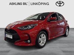 Röd Begagnad 2022 Toyota Yaris Hybrid Active Halvkombi | 209 000 kr (Marknadspris)