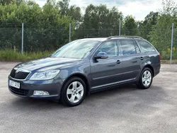 Mörkgrå (grå) Begagnad 2011 Skoda Octavia Kombi | 62 000 kr (Marknadspris)