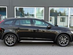 Svart Begagnad 2017 Volvo V60 CC Summum Kombi | 189 400 kr (Bra pris)