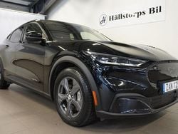 Svart Begagnad 2022 Ford Mustang Mach-E SUV | 319 900 kr (Marknadspris)