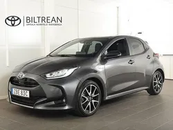 Mörkgrå Begagnad 2021 Toyota Yaris Hybrid Style Halvkombi | 214 900 kr (Marknadspris)