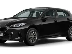 Svart Ny 2025 BMW 120 Shadowline Halvkombi | 390 800 kr (Marknadspris)