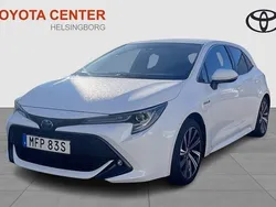 Vit Begagnad 2020 Toyota Corolla Hybrid Style Halvkombi | 229 900 kr (Marknadspris)