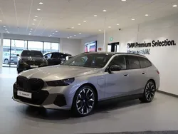 Grå Begagnad 2025 BMW 550e M Sport Kombi | 999 000 kr (Marknadspris)