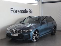 Blå (arctic race blå metallic) Begagnad 2024 BMW 330e M Sport Kombi | 489 000 kr (Marknadspris)