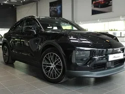 Svart Ny 2024 Porsche Macan 4 Electric SUV | 1 092 400 kr