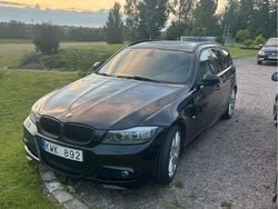 Svart Begagnad 2011 BMW 320 Comfort Edition Kombi | 75 000 kr (Marknadspris)
