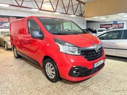 Röd Begagnad 2015 Renault Trafic Van | 85 900 kr (Marknadspris)