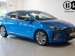 Mörkblå (blå) Begagnad 2017 Hyundai Ioniq Premium Sedan | 139 900 kr (Marknadspris)