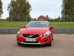 Röd Begagnad 2011 Volvo V60 Summum Kombi | 134 900 kr (Marknadspris)