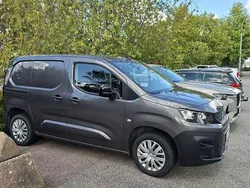 Grå Begagnad 2022 Peugeot Partner Minibuss | 240 000 kr (Dyr)