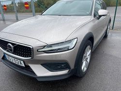 Ljusgrå (bright dusk metallic) Begagnad 2024 Volvo V60 CC Core Kombi | 395 000 kr (Lite dyr)