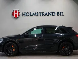 Svart Begagnad 2022 Audi e-tron Black Edition SUV | 419 900 kr (Marknadspris)