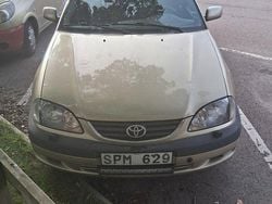 Gul Begagnad 2001 Toyota Avensis Kombi | 15 000 kr (Superpris)