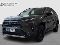 Grå Begagnad 2023 Toyota RAV4 Hybrid Style SUV | 429 900 kr (Marknadspris)