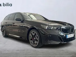 Svart (black sapphire metallic) Ny 2025 BMW 530e M Sport Kombi | 807 300 kr (Lite dyr)