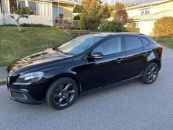 Svart Begagnad 2016 Volvo V40 CC Momentum Kombi | 143 000 kr (Marknadspris)
