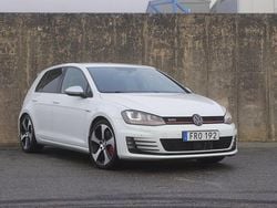Vit Begagnad 2013 VW Golf VII GTI Halvkombi | 149 000 kr (Marknadspris)