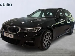 Svart Begagnad 2022 BMW 330e M Sport Kombi | 339 900 kr (Marknadspris)