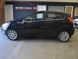 Svart Begagnad 2015 Ford Fiesta Titanium Halvkombi | 89 900 kr (Marknadspris)