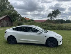 Vit Begagnad 2020 Tesla Model 3 Standard Range Plus Sedan | 220 000 kr (Marknadspris)