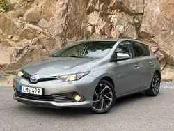 Ljusgrå (grå) Begagnad 2016 Toyota Auris Hybrid Active Halvkombi | 159 700 kr (Marknadspris)